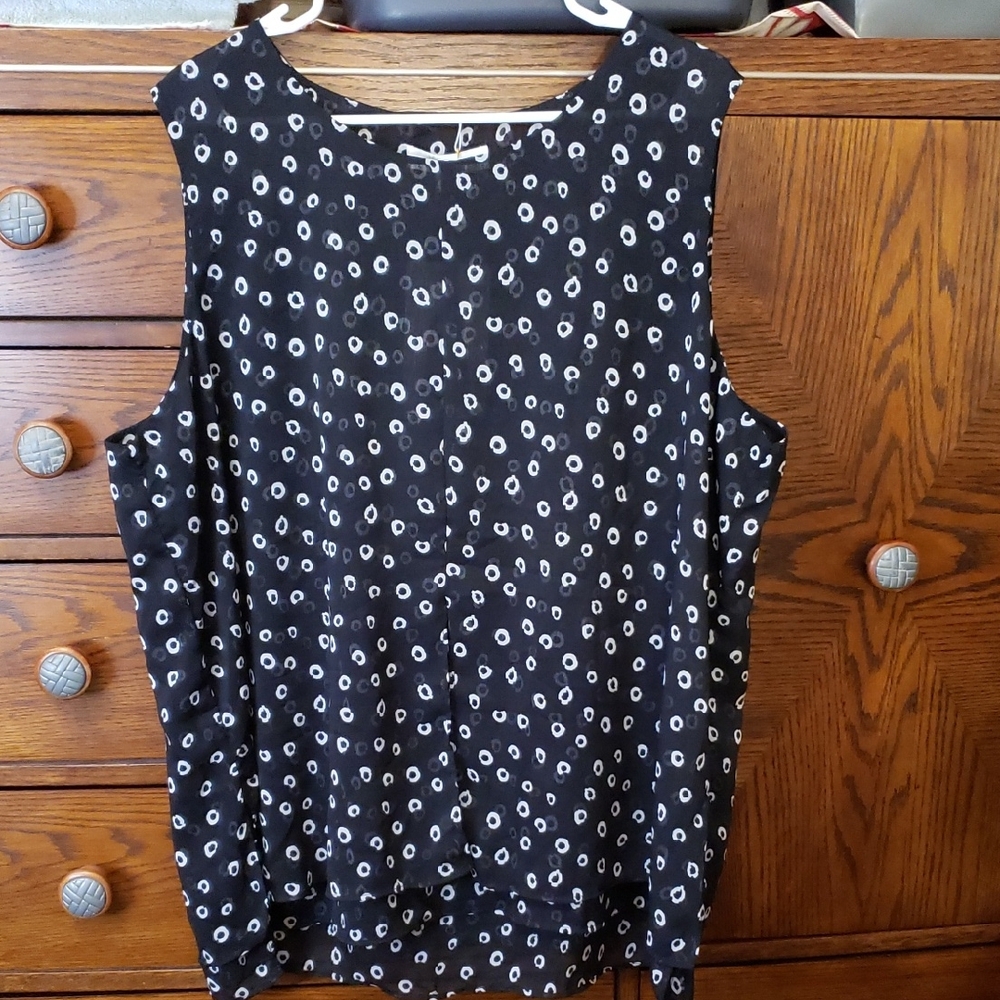 Chic Black and White Sleeveless Blouse